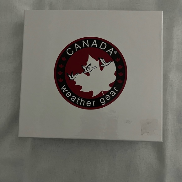 NEW Canada Weather Gear - Hat and Mittens ( Set / NIB) - Picture 3 of 3